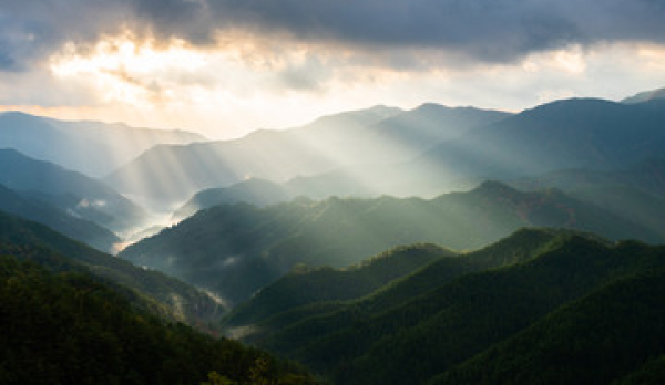 奈良の山々と光芒